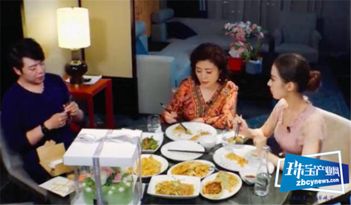 郎朗妈妈做饭还化妆,佩戴珠宝首饰比儿媳都多,细节看出婆媳关系 郎朗妈妈做饭还化妆,佩戴珠宝首饰比儿媳都多,细节看出婆媳关系