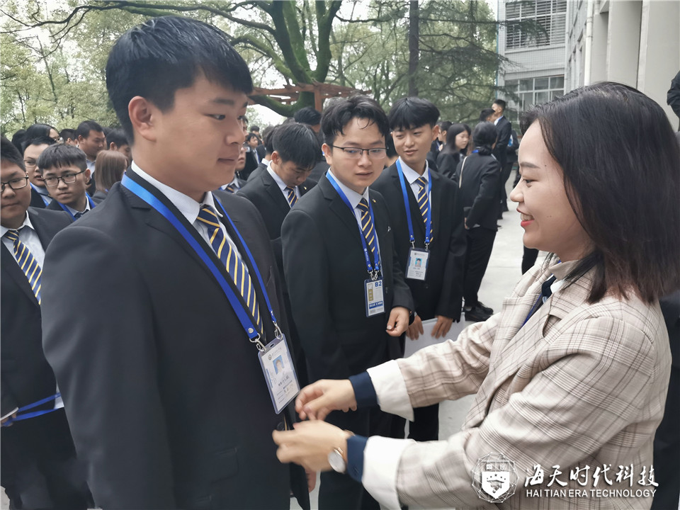 浓墨重彩——襄阳职院ballbet建筑工程BB平台2019级工牌授牌仪式 浓墨重彩——襄阳职院ballbet建筑工程BB平台2019级工牌授牌仪式