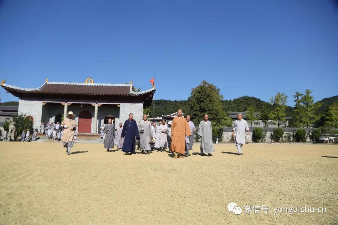 一日不作 一日不食——天上云居真如禅寺僧众出普坡收割水稻 一日不作 一日不食——天上云居真如禅寺僧众出普坡收割水稻