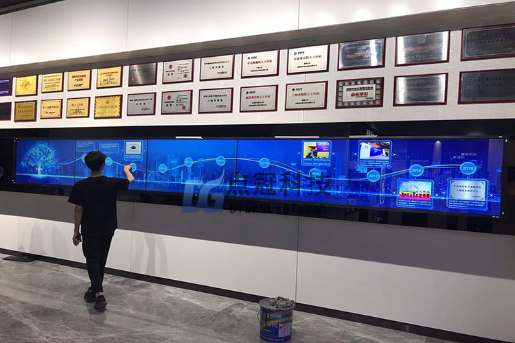 深圳创意园展厅五套液晶拼接加装红外触摸互动功能 深圳创意园展厅五套液晶拼接加装红外触摸互动功能