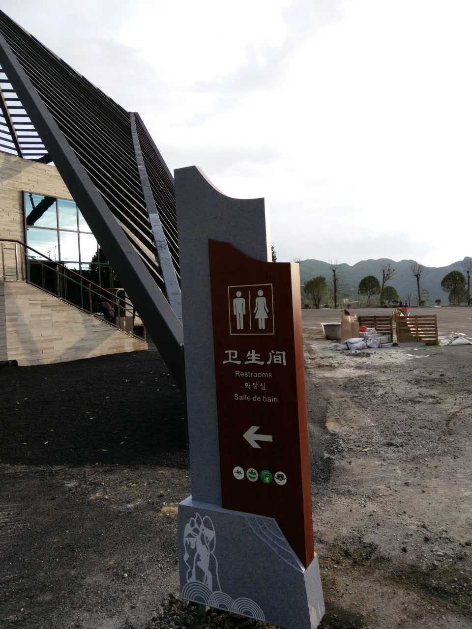 华蓥山旅游区标识系统制作安装落地正在顺利进行
