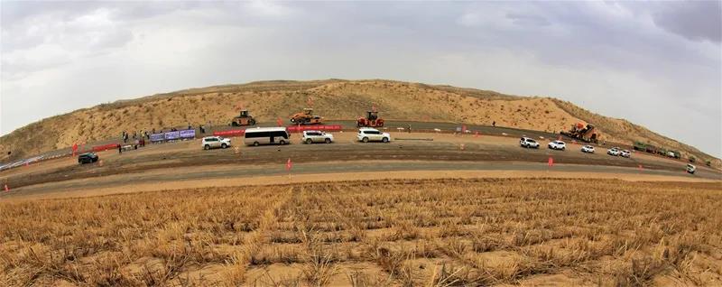 中国首条沙漠探险旅游高速公路预计今年底通车