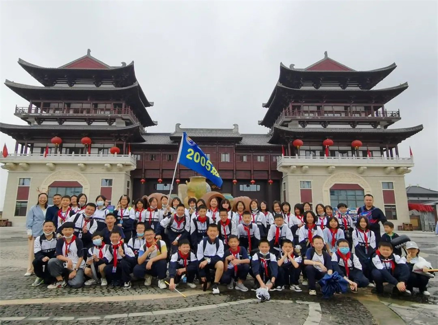 5月18日,長郡溈東中學初一年級學子走進長沙銅官窯古鎮,開展研學實踐