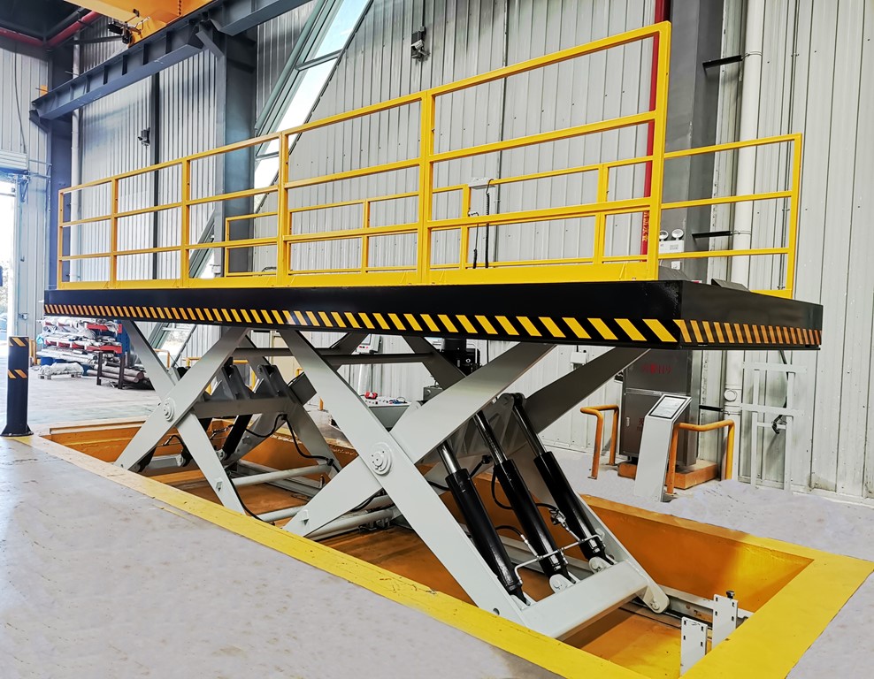 索斯沃斯并行双剪重型装卸台应用于仓库出货区