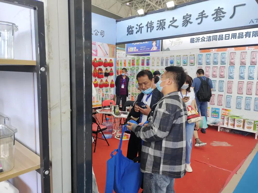 集团文登、济南、广饶市场组织市场商户参加第十三届中国（临沂）小商品博览会