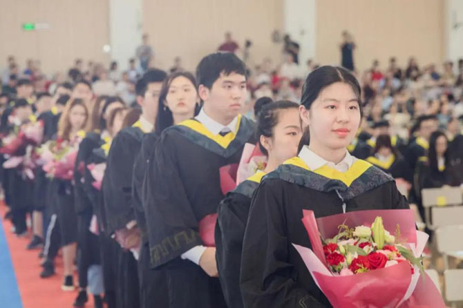 重磅！中加枫华荣登2021福布斯中国•国际化学校排行榜全国百强！