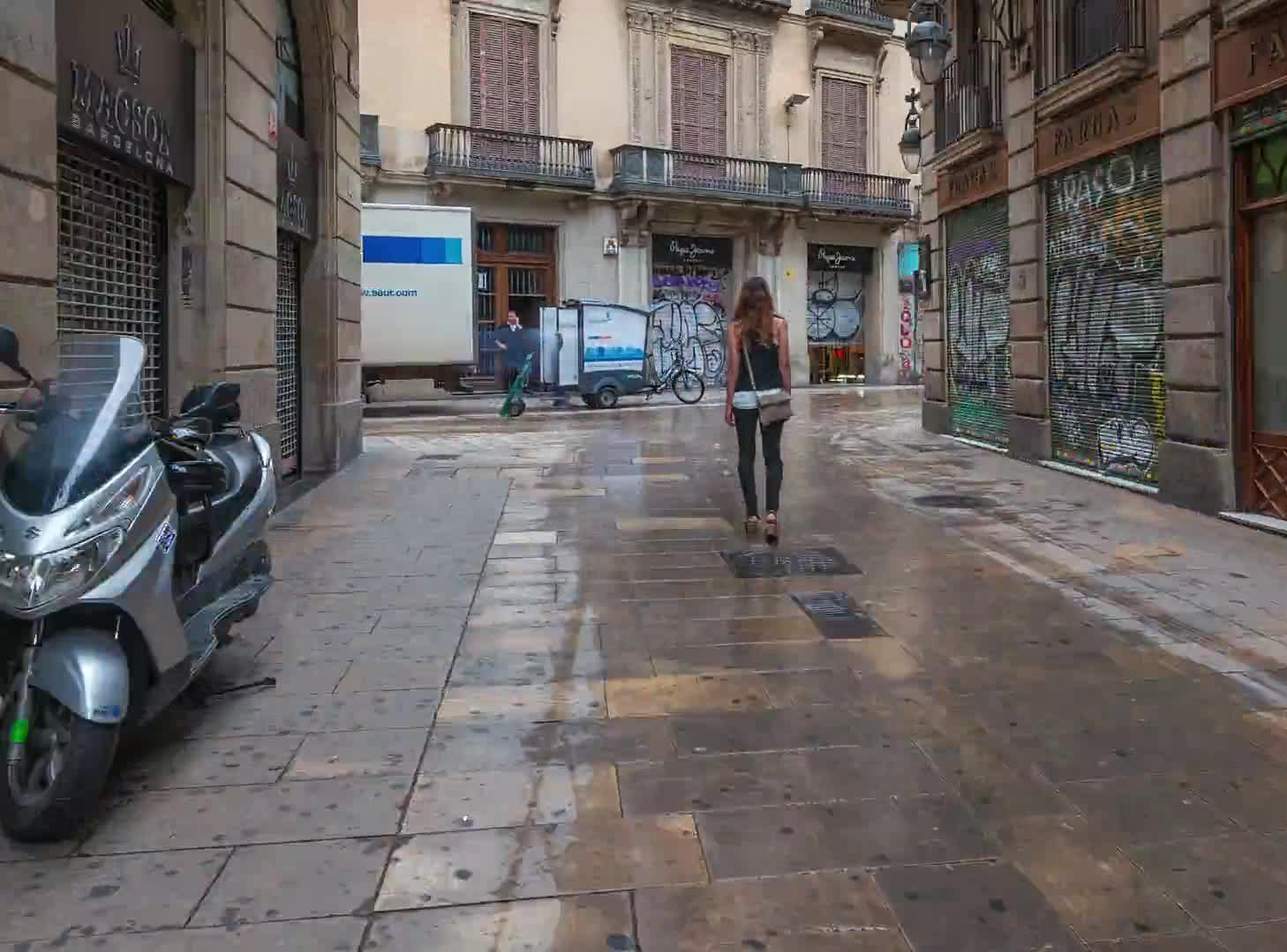 我有一批移动电源要寄到美国，国际货运代理走什么渠道比较好一些？