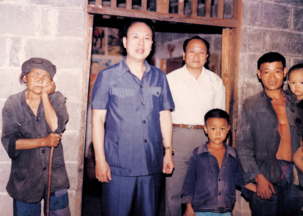 1986年余彭年先生在家乡湖南桑植贫困山区访贫问苦