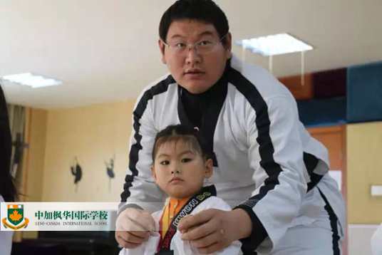 中加枫华幼儿园跆拳道：三岁孩子的格斗动作，我给满分!