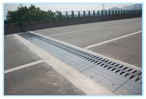 Technological innovation in bridge expansion joint—Pre-stressed multidirectional shifting retractor