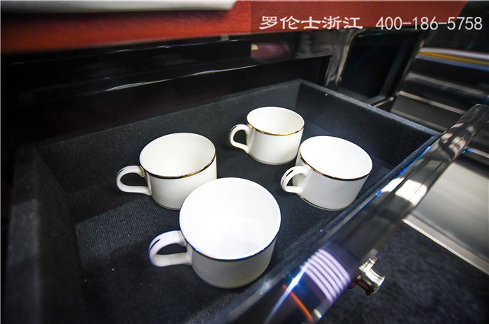 奔驰 | 斯宾特揽御版7座隔断