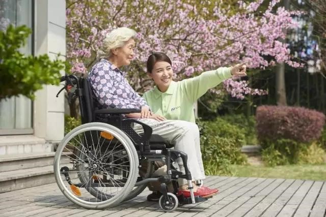 在老人看护服务上，我们与日本有多大的差距