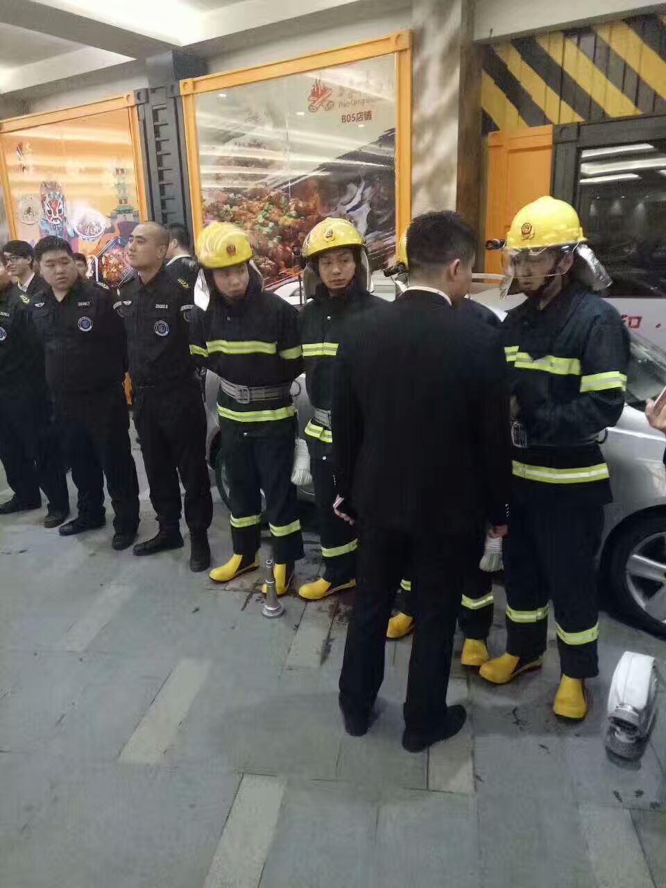 政兵保安公司对派驻的广星酒店及中国南方航空有限公司的员工们进行消防培训演练