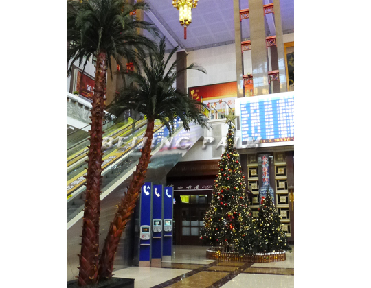 The golden Christmas tree at Beijing Railway Station is to celebrate Christmas day in 2011.