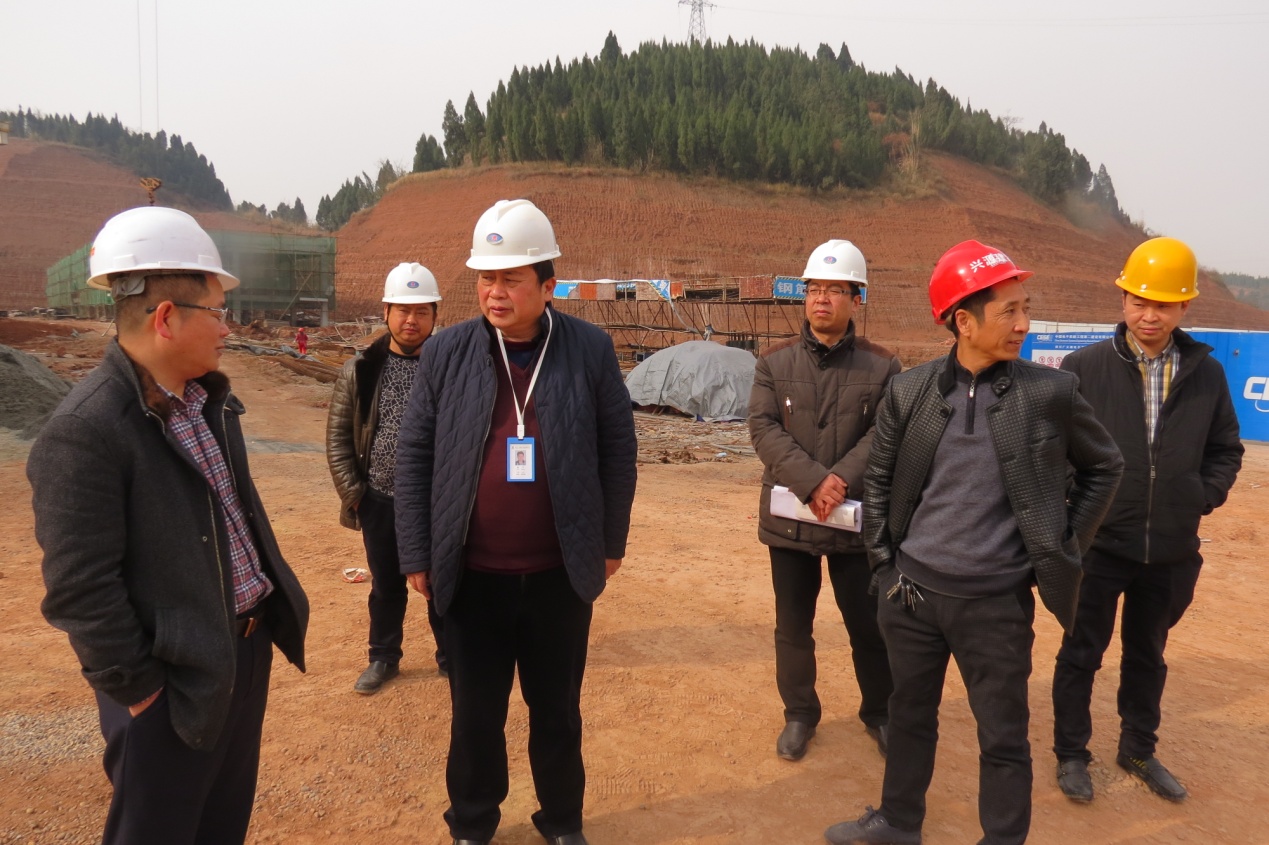 1、Liu fenghua, director of suining economic development zone, came to work on the site of the projec