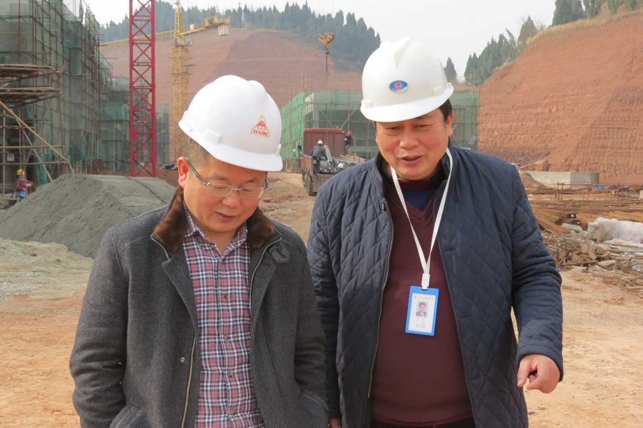 1、Liu fenghua, director of suining economic development zone, came to work on the site of the projec