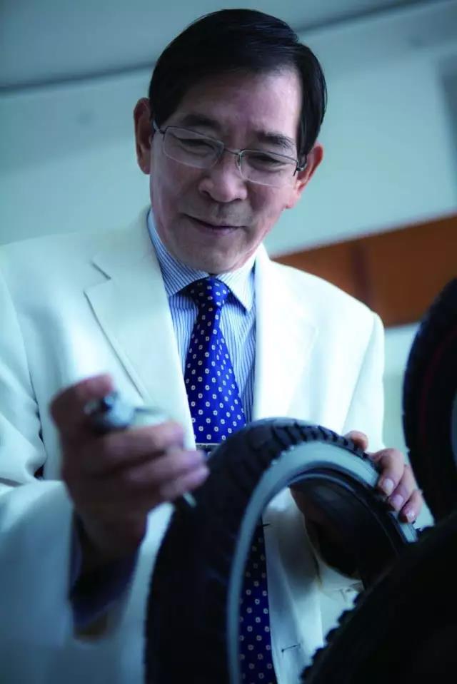 轮胎企业超过百家，唯有一家免充气轮胎企业的发明者被军队授予名誉大校军衔！