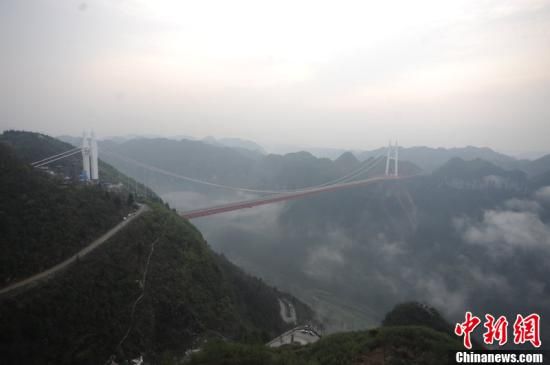 湖南矮寨世界最大跨峡谷悬索桥建成通车