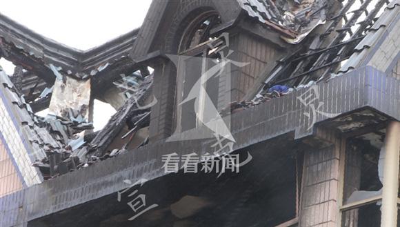 上海浦东新区农房突发大火三层楼房被烧毁