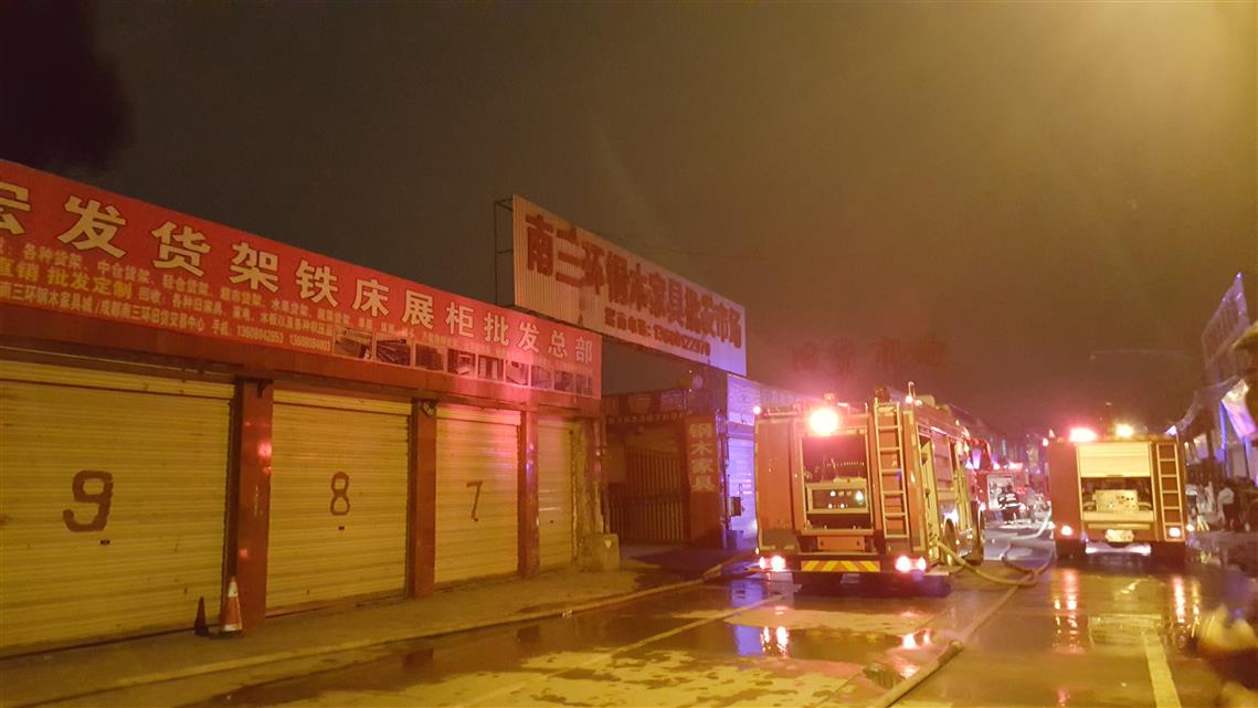 四川市场凌晨突发大火疑似配电箱短路所致 四川市场凌晨突发大火疑似配电箱短路所致