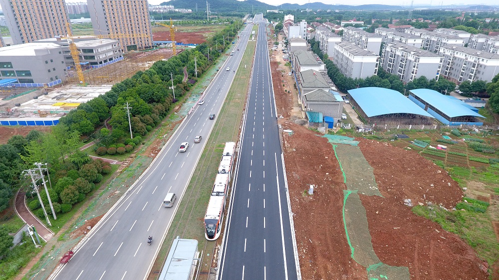 軍山第一大道主機(jī)動車道全線貫通