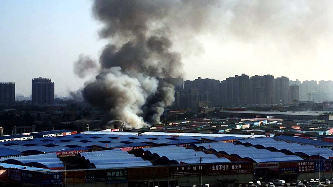 西安城北建材市场大22辆消防车扑救 幸无人员伤亡 西安城北建材市场大22辆消防车扑救 幸无人员伤亡