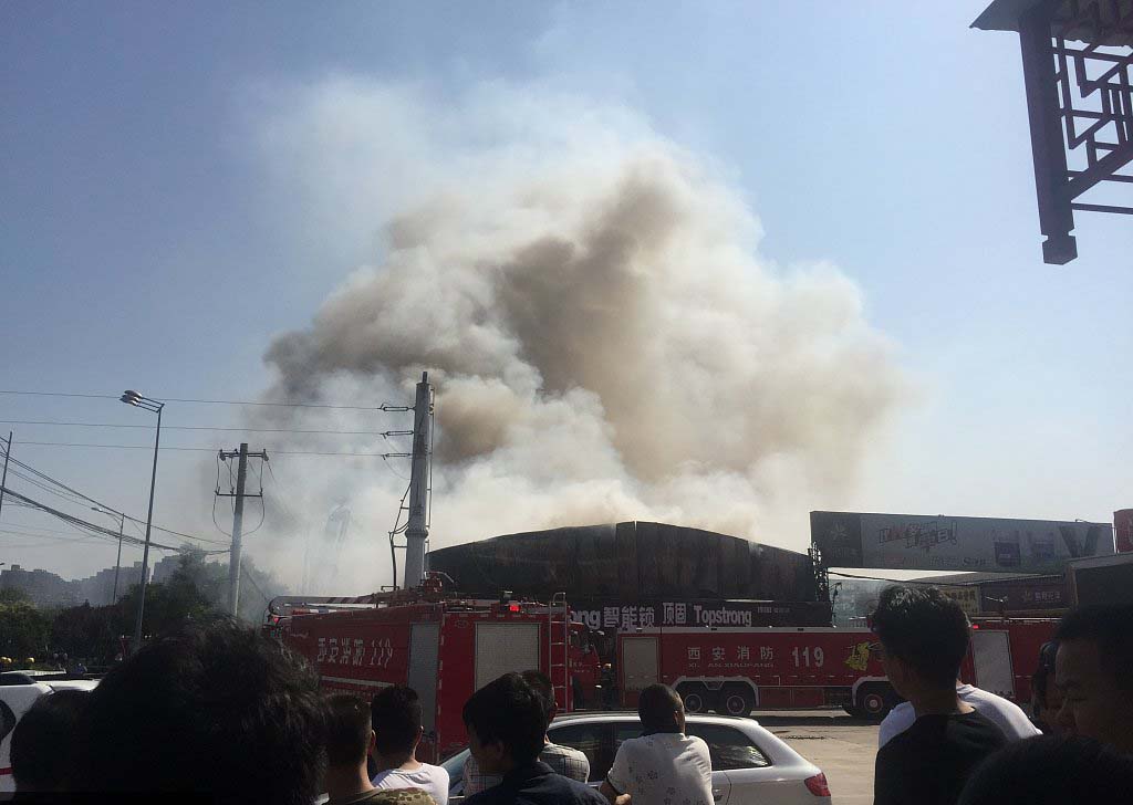 西安城北建材市场大22辆消防车扑救 幸无人员伤亡 西安城北建材市场大22辆消防车扑救 幸无人员伤亡