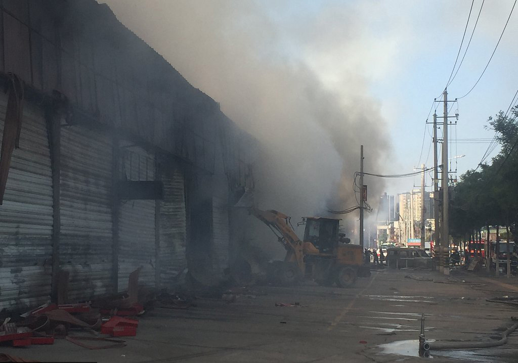西安城北建材市场大22辆消防车扑救 幸无人员伤亡 西安城北建材市场大22辆消防车扑救 幸无人员伤亡