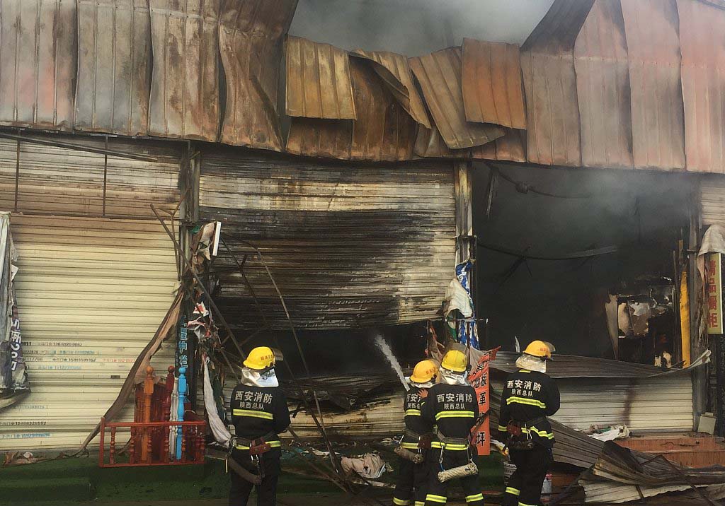 西安城北建材市场大22辆消防车扑救 幸无人员伤亡 西安城北建材市场大22辆消防车扑救 幸无人员伤亡