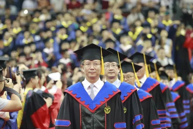 浙江大学2017届研究生毕业典礼丨从此,你是我的母校,我是你的校友 浙江大学2017届研究生毕业典礼丨从此,你是我的母校,我是你的校友