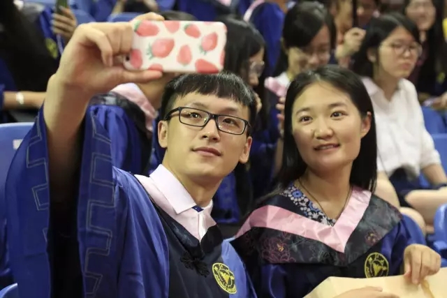 浙江大学2017届研究生毕业典礼丨从此,你是我的母校,我是你的校友 浙江大学2017届研究生毕业典礼丨从此,你是我的母校,我是你的校友