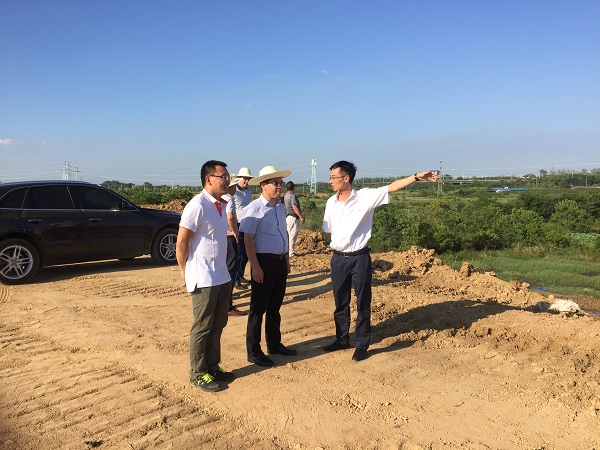 公司董事長尹華鋒與黃陂區(qū)橫店街彭書記等視察航興達基建項目推進情況