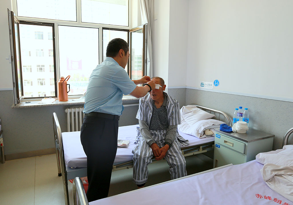 2016余彭慈善基金会理事长彭志兵先生在内蒙古赤峰医院慰问白内障患者
