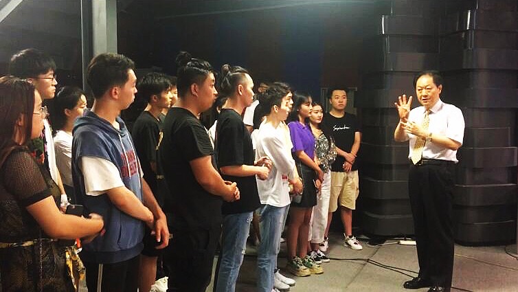中華衛視黃阿原主席接見我院“精英杯“主持人大賽12強選手 中華衛視黃阿原主席接見我院“精英杯“主持人大賽12強選手