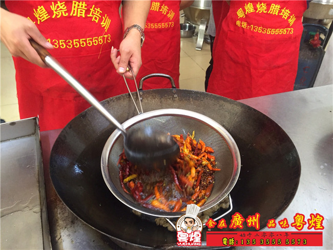 2018.11.08   川卤培训 麻辣卤味培训 麻辣鸭脖做法 制作猪头皮过程