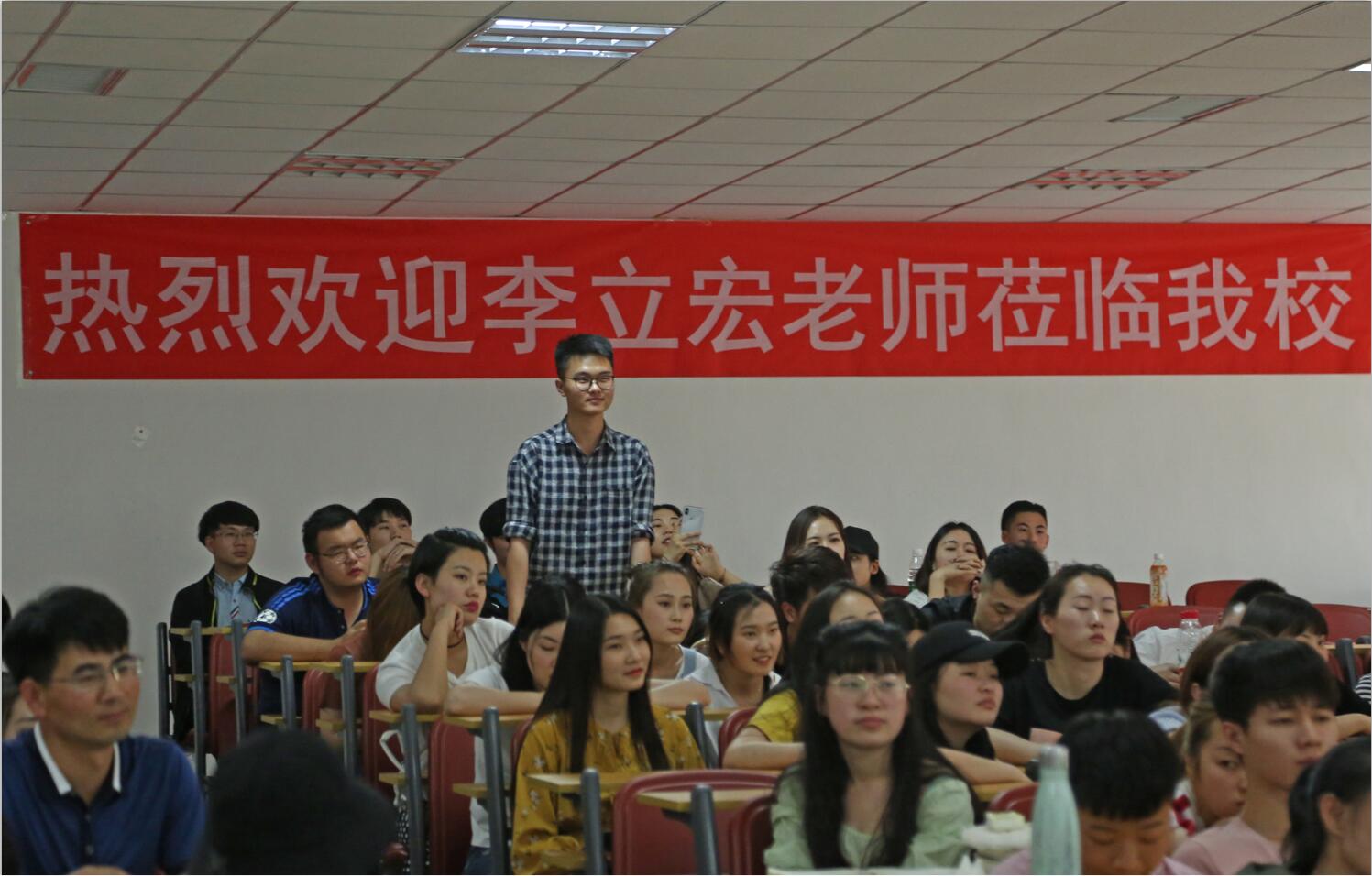 著名配音员李立宏老師来北京演艺专修学院举办讲座 著名配音员李立宏老師来北京演艺专修学院举办讲座