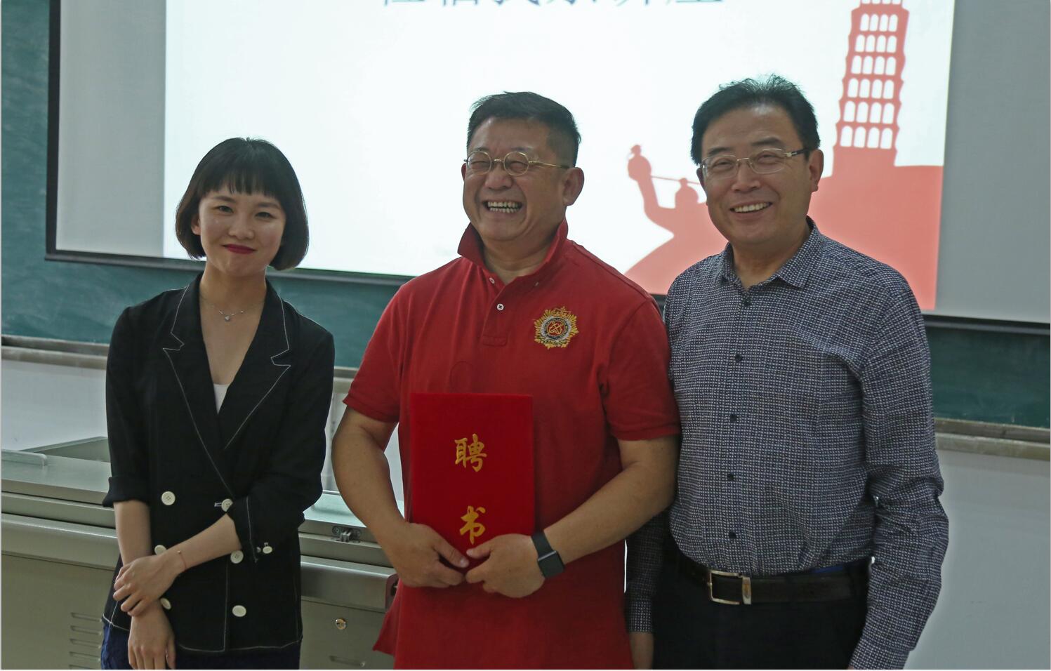 著名配音员李立宏老師来北京演艺专修学院举办讲座 著名配音员李立宏老師来北京演艺专修学院举办讲座