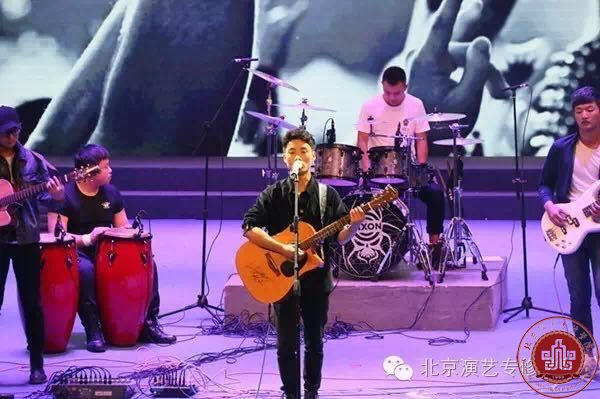 流行音乐学院与民谣社团共同打造音乐盛宴——民谣在路上 流行音乐学院与民谣社团共同打造音乐盛宴——民谣在路上