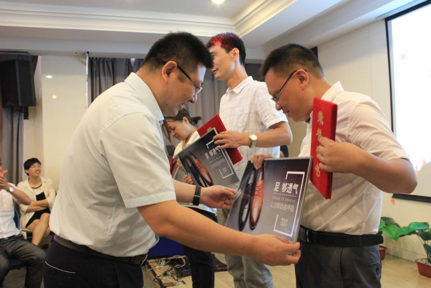 哈尔合乐彩票下载2017第二季度会议暨表彰大会成功举办 哈尔合乐彩票下载2017第二季度会议暨表彰大会成功举办