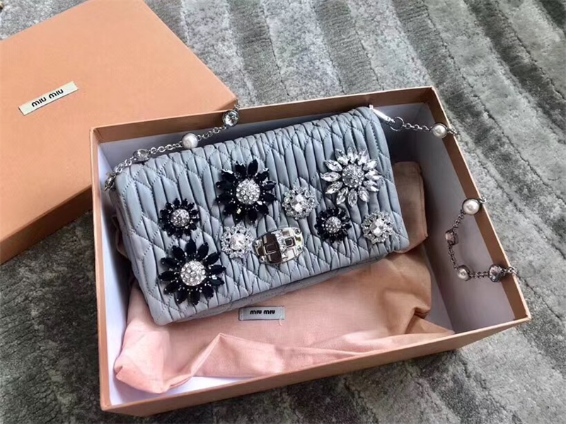 5BH097 MIUMIU 专柜新款进口小羊皮珍珠钻石链条包灰色- 普拉达- 广州市 