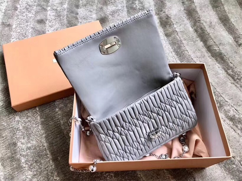 5BH097 MIUMIU 专柜新款进口小羊皮珍珠钻石链条包灰色- 普拉达- 广州市 