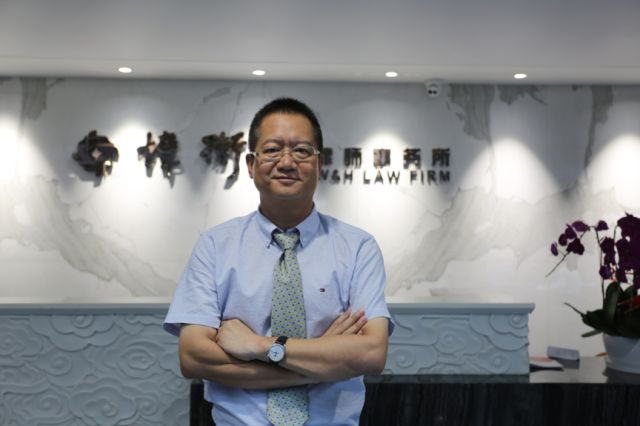 踏着共和国法治建设的前进步伐 ——记炜衡ios雷竞技雷竞技app下载ios高级合伙人唐波ios雷竞技 踏着共和国法治建设的前进步伐 ——记炜衡ios雷竞技雷竞技app下载ios高级合伙人唐波ios雷竞技
