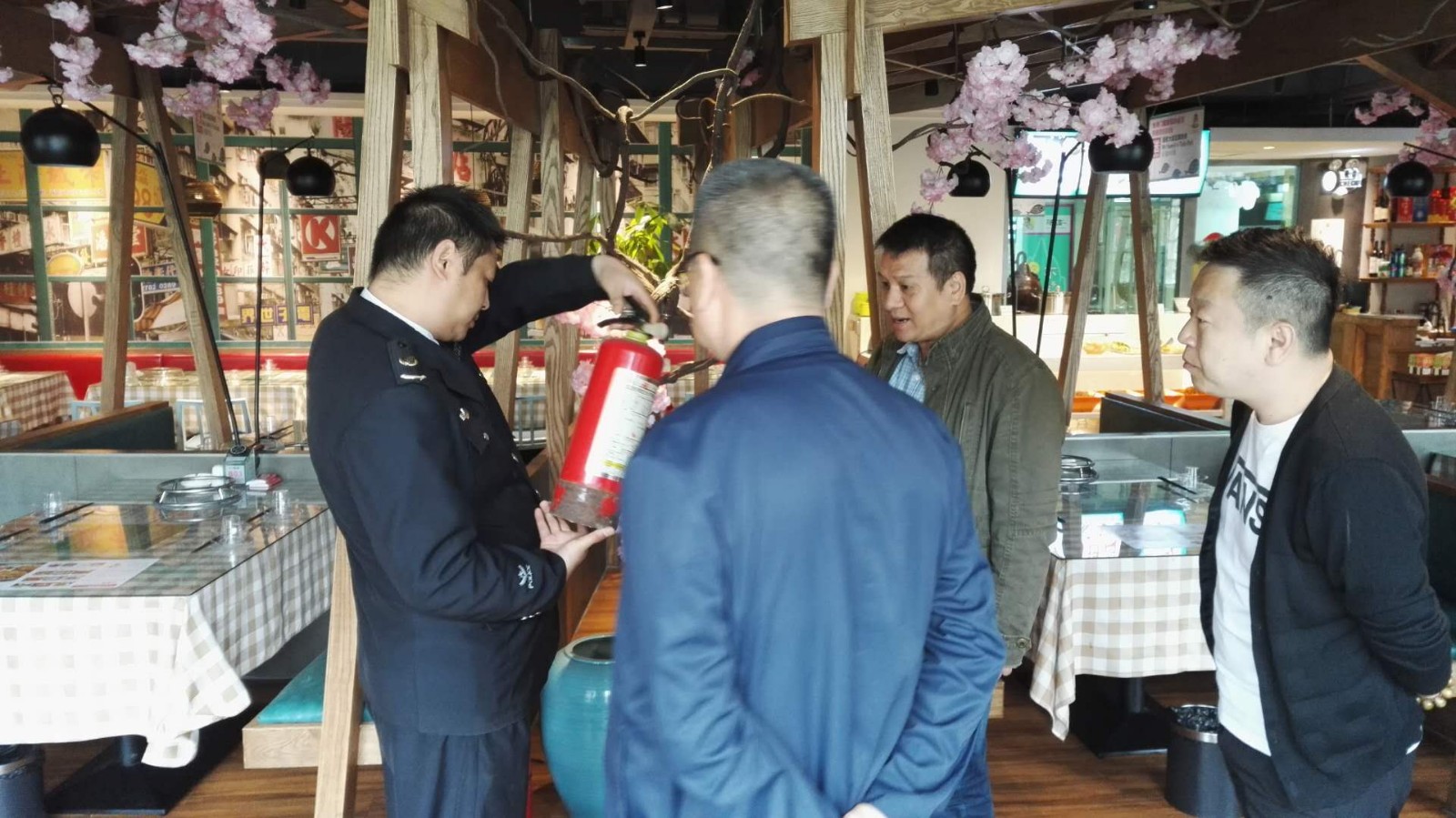 新疆自治區(qū)機(jī)關(guān)事務(wù)管理局特邀政安消防對(duì)所轄管理單位進(jìn)行消防安全大檢查