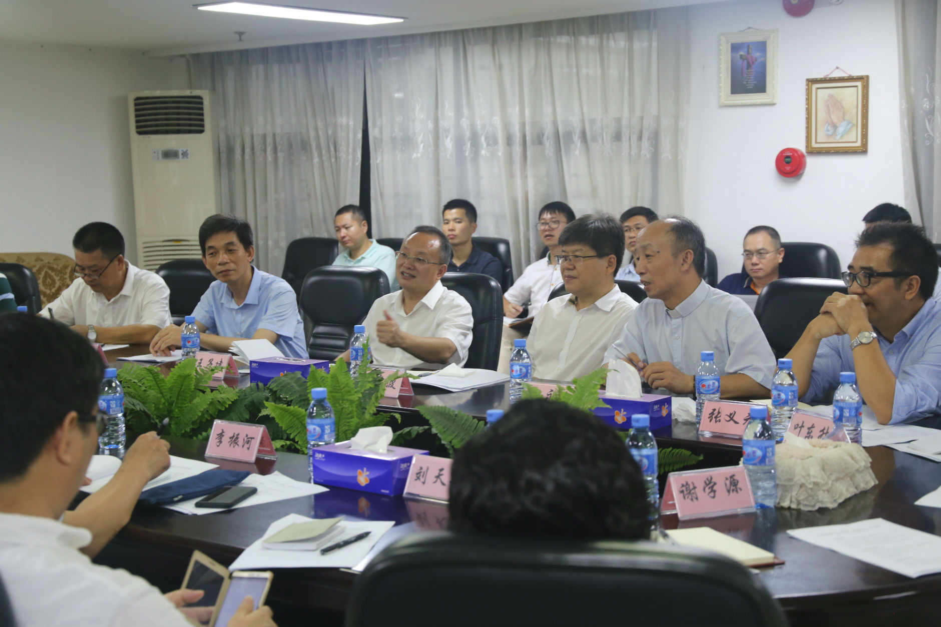 市政协调研组莅临我基督教深圳堂进行实地调研 市政协调研组莅临我基督教深圳堂进行实地调研
