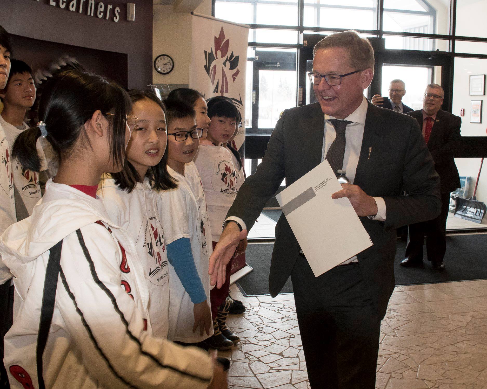 Wolf Creek Chinese Exchange Students Greet Education Minister