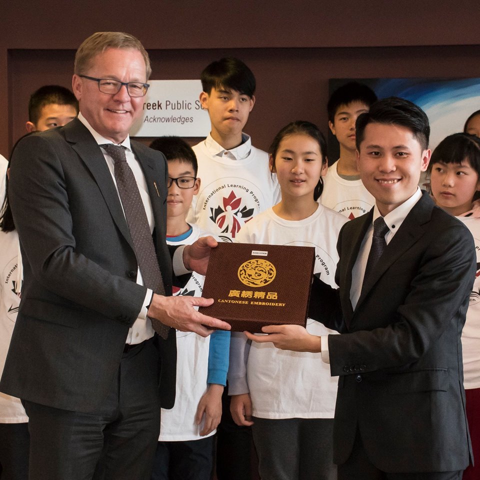 Wolf Creek Chinese Exchange Students Greet Education Minister