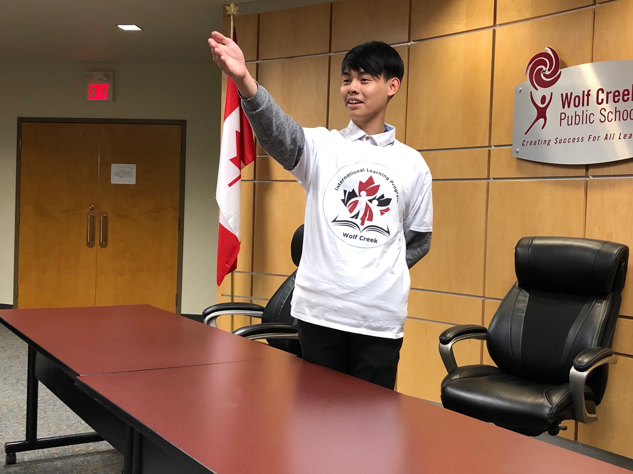 Wolf Creek Chinese Exchange Students Greet Education Minister