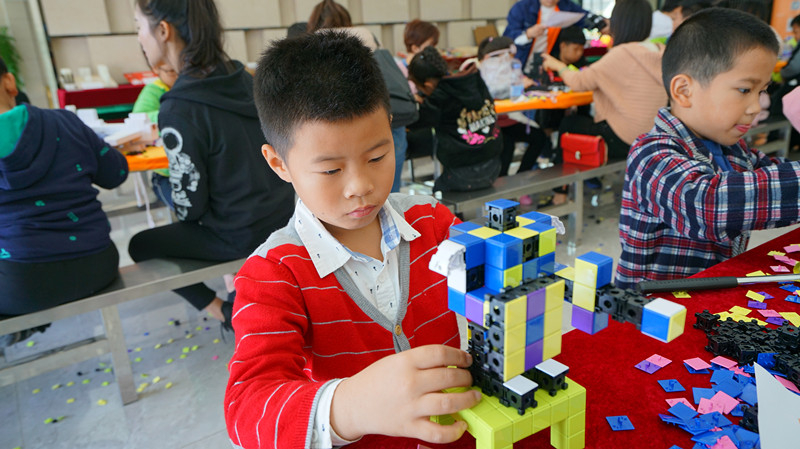 小学生走进模科，体验爱与智慧并存的模块化神奇魅力