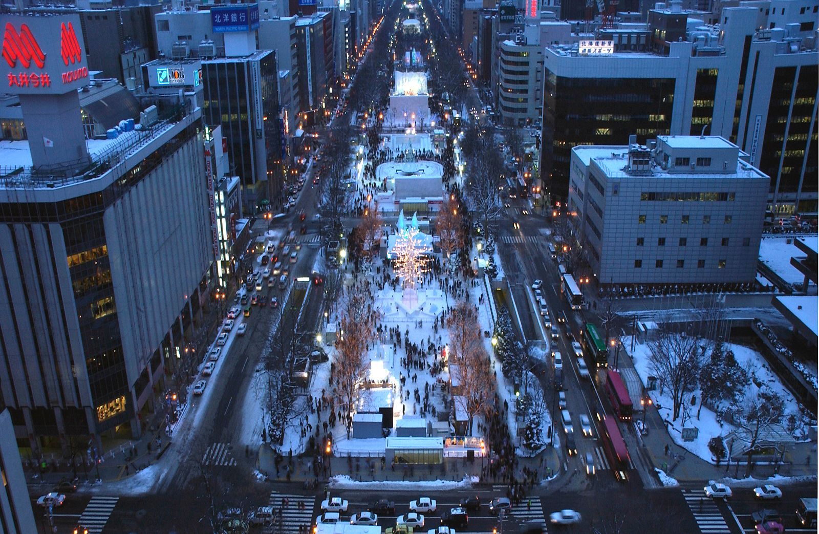 百座冰雕、梦幻点灯、更有北海道人气美食街 一起来札幌冰雪祭吧！ 