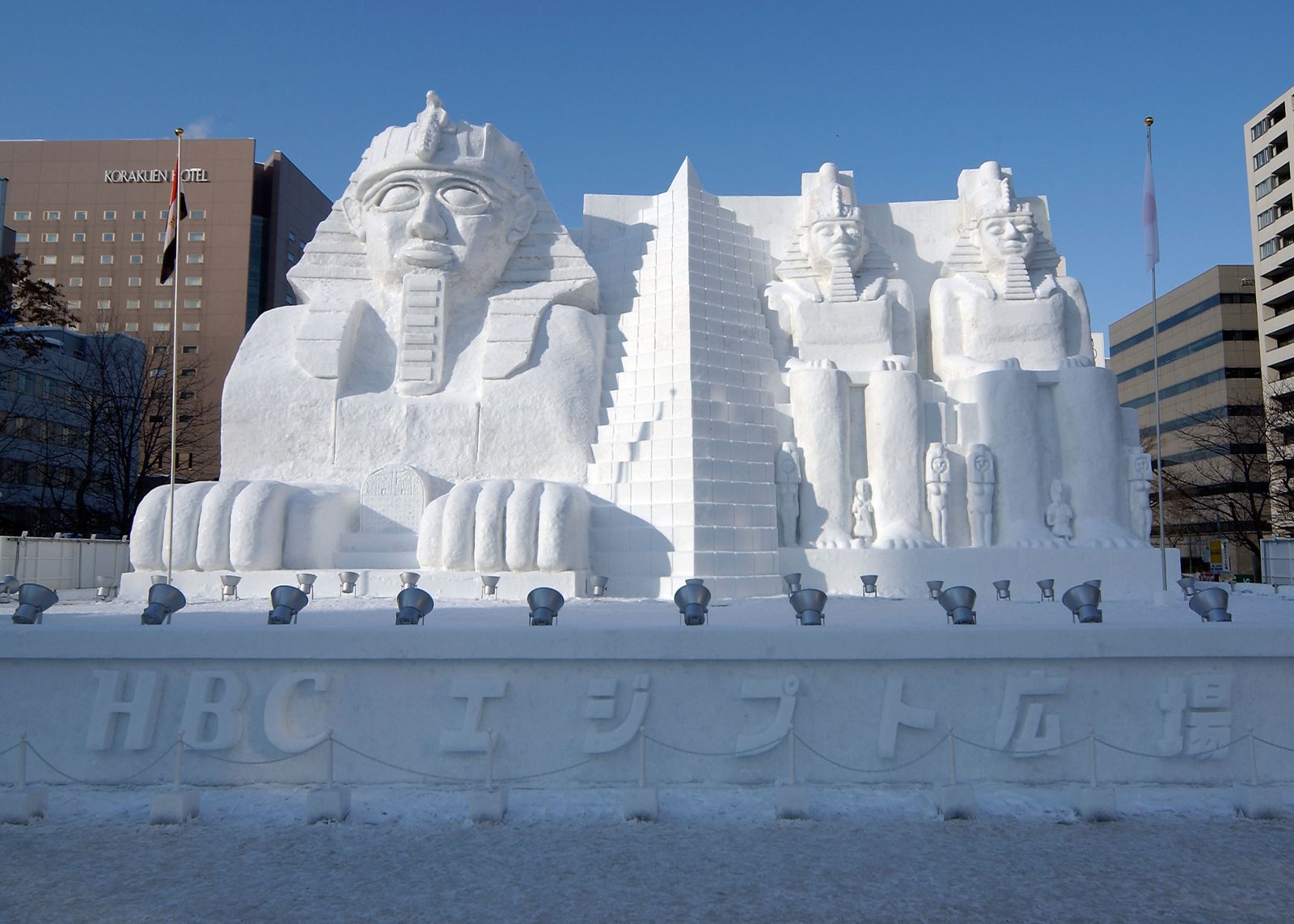 百座冰雕、梦幻点灯、更有北海道人气美食街 一起来札幌冰雪祭吧！ 